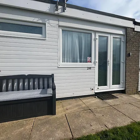 246, Belle Aire, Hemsby - Two Bed Recently Renovated Chalet, Sleeps 5, Free Wi-Fi, Pet Friendly, Bed Linen And Towels Included With Onsite Entertainment Great Yarmouth Exterior photo