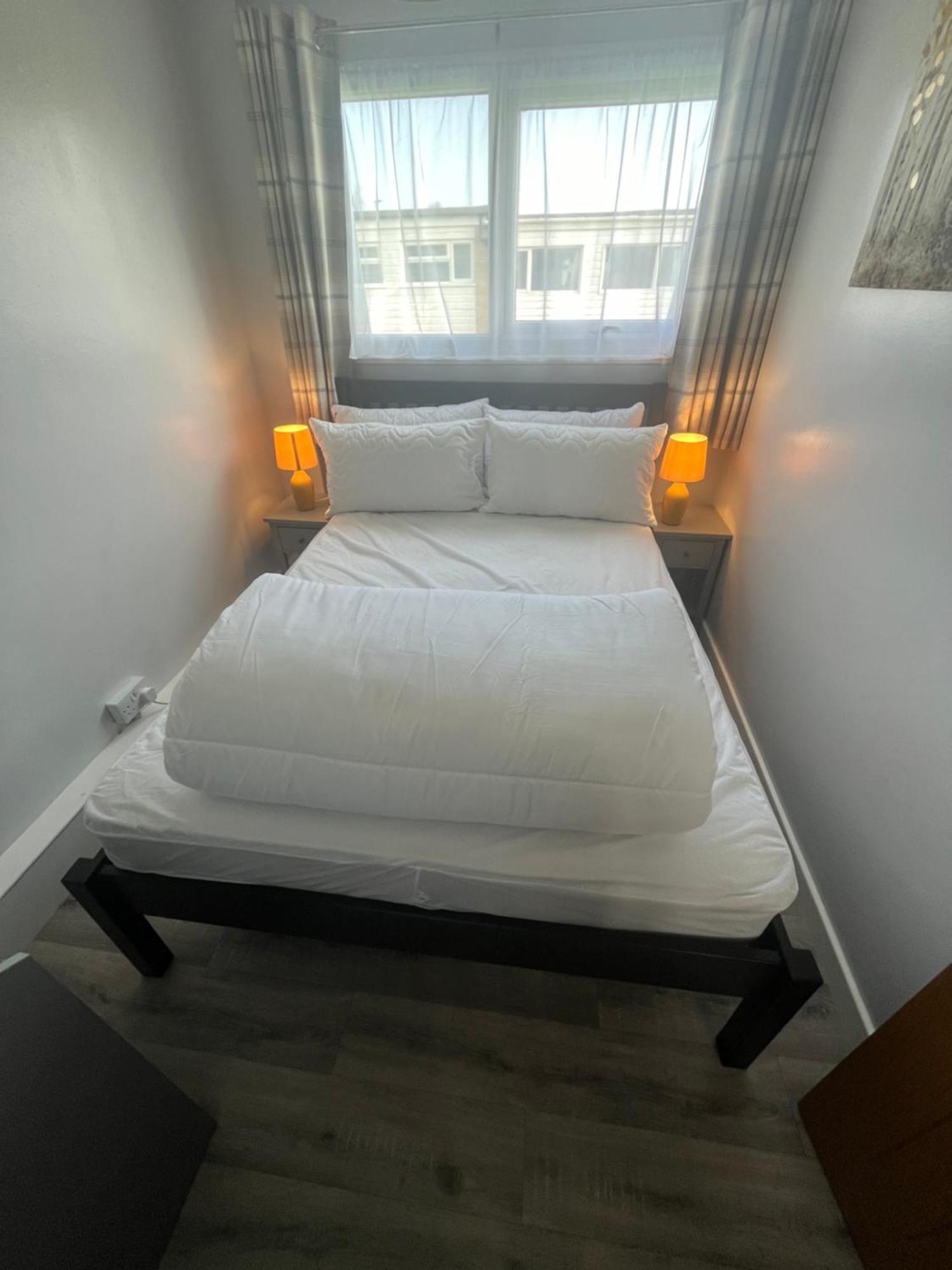 246, Belle Aire, Hemsby - Two Bed Recently Renovated Chalet, Sleeps 5, Free Wi-fi, Pet Friendly, Bed Linen And Towels Included With Onsite Entertainment Грейт-Ярмут