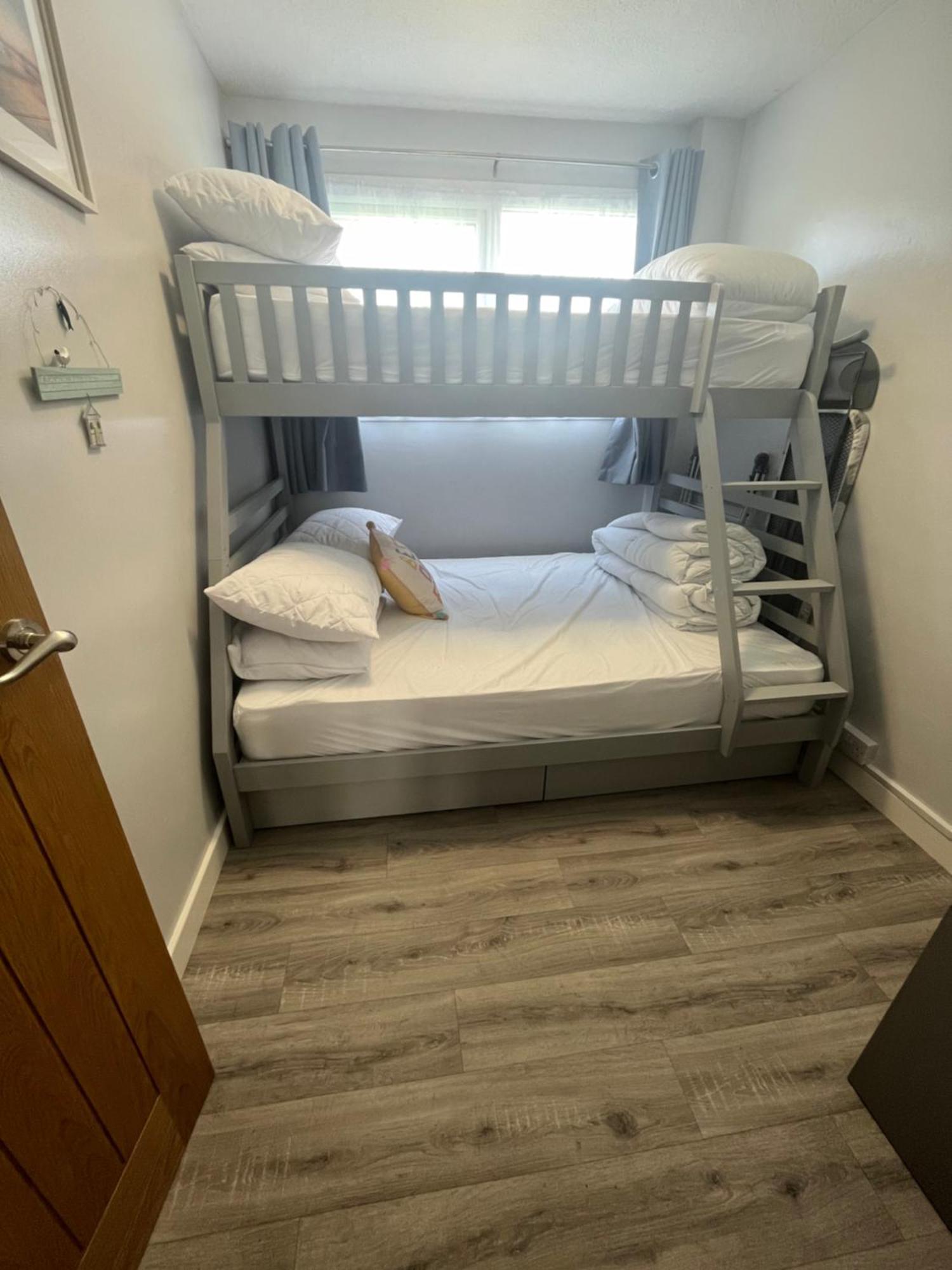 Шале 246, Belle Aire, Hemsby - Two Bed Recently Renovated Chalet, Sleeps 5, Free Wi-fi, Pet Friendly, Bed Linen And Towels Included With Onsite Entertainment Грейт-Ярмут