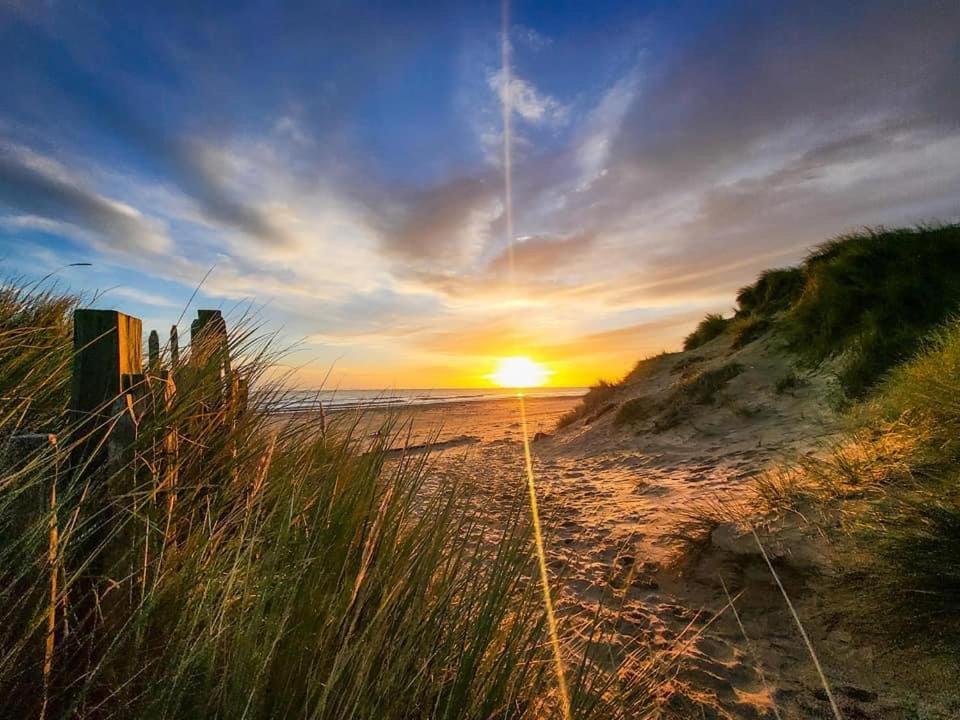 Шале 246, Belle Aire, Hemsby - Two Bed Recently Renovated Chalet, Sleeps 5, Free Wi-fi, Pet Friendly, Bed Linen And Towels Included With Onsite Entertainment *