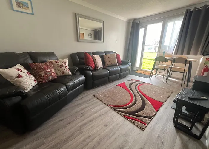 246, Belle Aire, Hemsby - Two Bed Recently Renovated Chalet, Sleeps 5, Free Wi-Fi, Pet Friendly, Bed Linen And Towels Included With Onsite Entertainment
