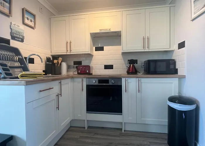 246, Belle Aire, Hemsby - Two Bed Recently Renovated Chalet, Sleeps 5, Free Wi-Fi, Pet Friendly, Bed Linen And Towels Included With Onsite Entertainment