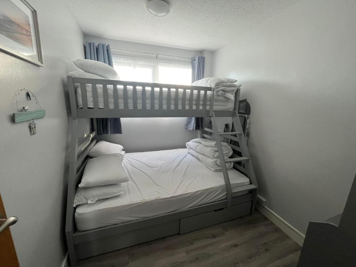 246, Belle Aire, Hemsby - Two Bed Recently Renovated Chalet, Sleeps 5, Free Wi-fi, Pet Friendly, Bed Linen And Towels Included With Onsite Entertainment Chalet Great Yarmouth