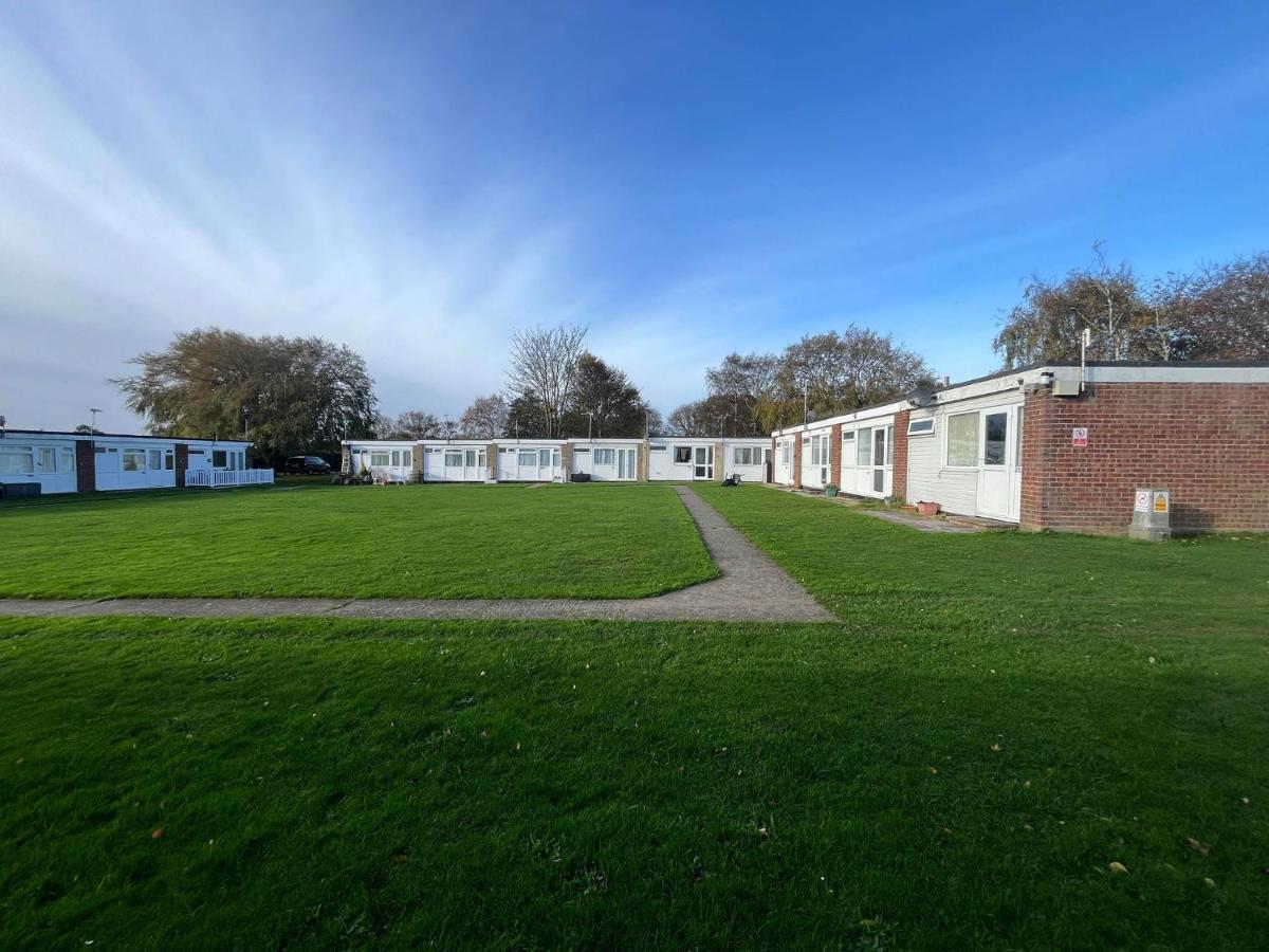 Chalet 246, Belle Aire, Hemsby - Two Bed Recently Renovated Chalet, Sleeps 5, Free Wi-fi, Pet Friendly, Bed Linen And Towels Included With Onsite Entertainment *