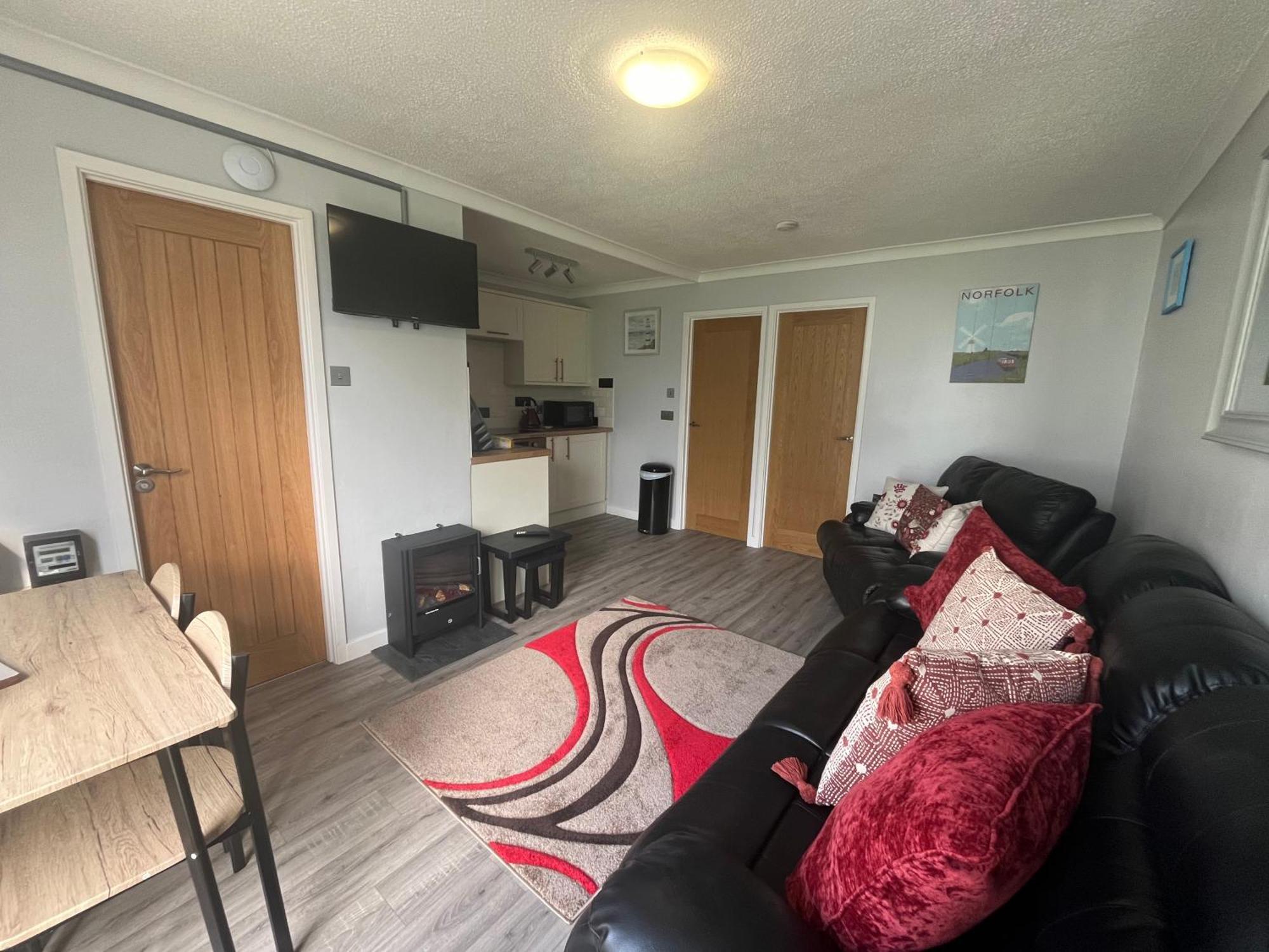 Chalet 246, Belle Aire, Hemsby - Two Bed Recently Renovated Chalet, Sleeps 5, Free Wi-fi, Pet Friendly, Bed Linen And Towels Included With Onsite Entertainment Great Yarmouth