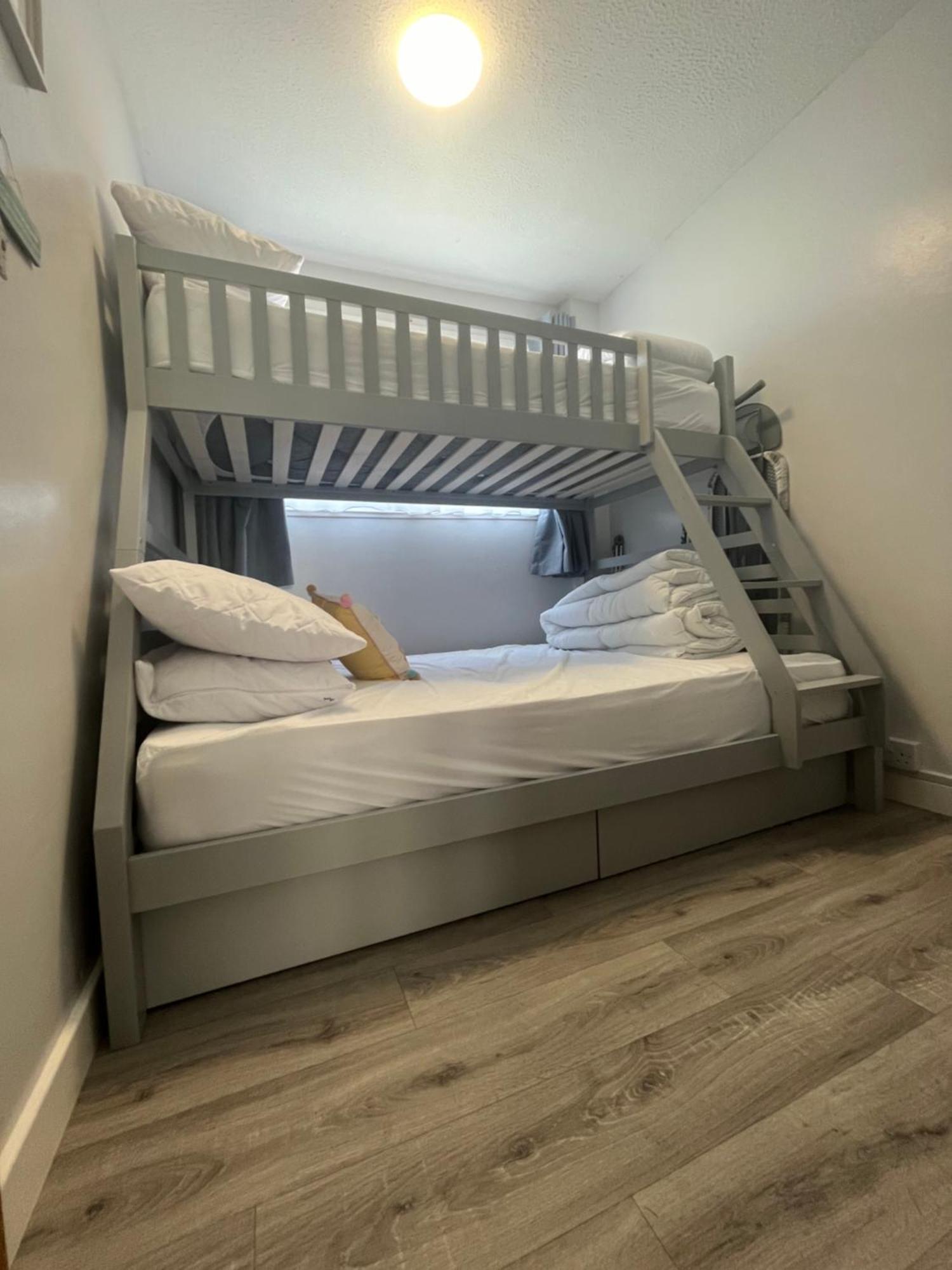 246, Belle Aire, Hemsby - Two Bed Recently Renovated Chalet, Sleeps 5, Free Wi-fi, Pet Friendly, Bed Linen And Towels Included With Onsite Entertainment