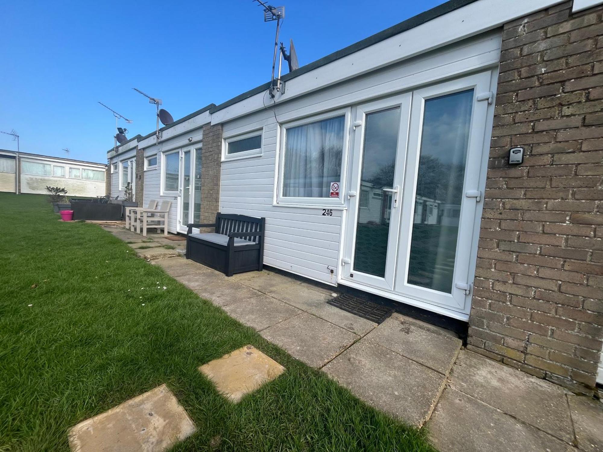 246, Belle Aire, Hemsby - Two Bed Recently Renovated Chalet, Sleeps 5, Free Wi-fi, Pet Friendly, Bed Linen And Towels Included With Onsite Entertainment Chalet Great Yarmouth